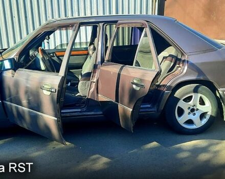 Сірий Мерседес Е-Клас, об'ємом двигуна 2.2 л та пробігом 560 тис. км за 4000 $, фото 2 на Automoto.ua