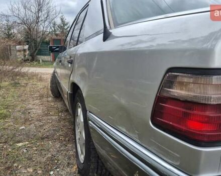 Сірий Мерседес Е-Клас, об'ємом двигуна 2 л та пробігом 547 тис. км за 2400 $, фото 28 на Automoto.ua