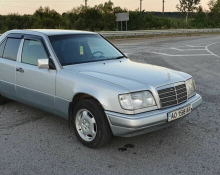 Сірий Мерседес Е-Клас, об'ємом двигуна 2 л та пробігом 400 тис. км за 3300 $, фото 2 на Automoto.ua