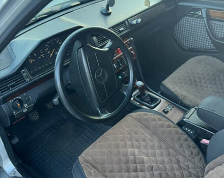 Серый Мерседес Е-Класс, объемом двигателя 2.5 л и пробегом 350 тыс. км за 7300 $, фото 8 на Automoto.ua