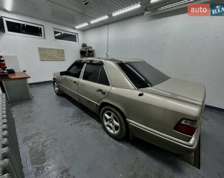 Серый Мерседес Е-Класс, объемом двигателя 2.2 л и пробегом 430 тыс. км за 3999 $, фото 2 на Automoto.ua