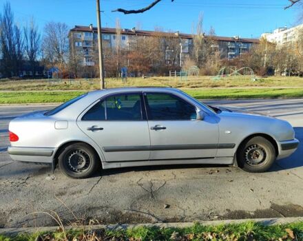 Серый Мерседес Е-Класс, объемом двигателя 2 л и пробегом 440 тыс. км за 3300 $, фото 2 на Automoto.ua