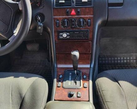 Сірий Мерседес Е-Клас, об'ємом двигуна 3 л та пробігом 383 тис. км за 5500 $, фото 2 на Automoto.ua