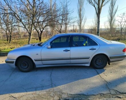 Серый Мерседес Е-Класс, объемом двигателя 2 л и пробегом 440 тыс. км за 3300 $, фото 1 на Automoto.ua