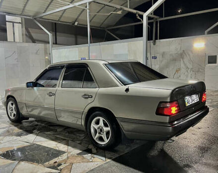 Серый Мерседес Е-Класс, объемом двигателя 2.2 л и пробегом 430 тыс. км за 3999 $, фото 5 на Automoto.ua