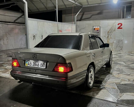 Серый Мерседес Е-Класс, объемом двигателя 2.2 л и пробегом 430 тыс. км за 3999 $, фото 4 на Automoto.ua