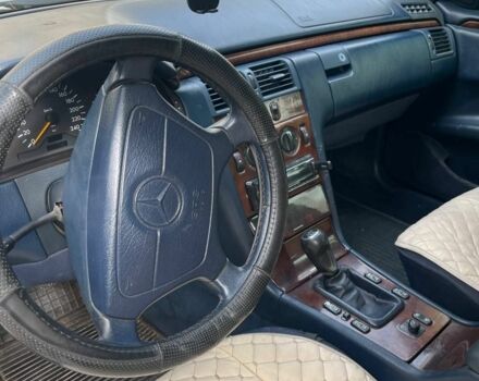 Сірий Мерседес Е-Клас, об'ємом двигуна 2 л та пробігом 400 тис. км за 1000 $, фото 6 на Automoto.ua