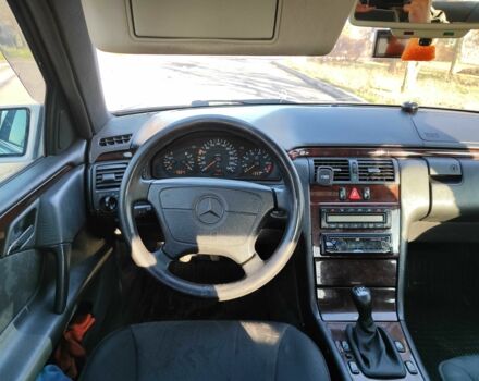 Серый Мерседес Е-Класс, объемом двигателя 2 л и пробегом 440 тыс. км за 3300 $, фото 3 на Automoto.ua