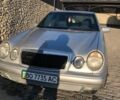 Сірий Мерседес Е-Клас, об'ємом двигуна 2 л та пробігом 300 тис. км за 3000 $, фото 1 на Automoto.ua