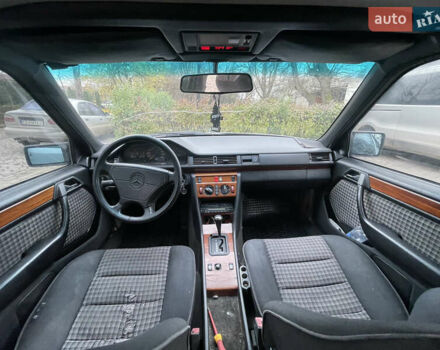 Серый Мерседес Е-Класс, объемом двигателя 3 л и пробегом 400 тыс. км за 3000 $, фото 12 на Automoto.ua