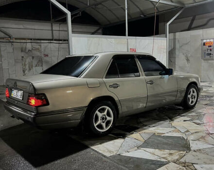 Серый Мерседес Е-Класс, объемом двигателя 2.2 л и пробегом 430 тыс. км за 3999 $, фото 3 на Automoto.ua