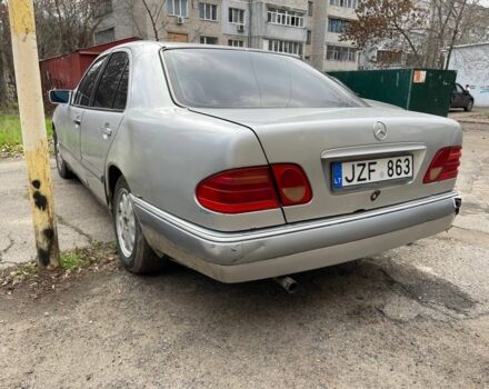 Сірий Мерседес Е-Клас, об'ємом двигуна 2 л та пробігом 400 тис. км за 1000 $, фото 2 на Automoto.ua