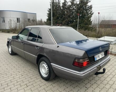 Серый Мерседес Е-Класс, объемом двигателя 2 л и пробегом 700 тыс. км за 1000 $, фото 4 на Automoto.ua