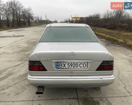 Серый Мерседес Е-Класс, объемом двигателя 3 л и пробегом 400 тыс. км за 3000 $, фото 5 на Automoto.ua