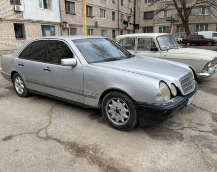 Сірий Мерседес Е-Клас, об'ємом двигуна 2 л та пробігом 400 тис. км за 1000 $, фото 3 на Automoto.ua