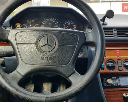 Мерседес Е-Класс 1995 в Ананьеве на Automoto.ua Серый Мерседес Е-Класс, объемом двигателя 2.2 л и пробегом 400 тыс. км за 3250 $, фото 3 на Automoto.ua