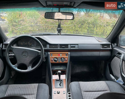 Серый Мерседес Е-Класс, объемом двигателя 3 л и пробегом 400 тыс. км за 3300 $, фото 11 на Automoto.ua