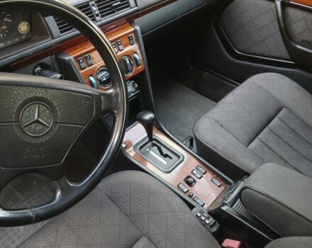 Серый Мерседес Е-Класс, объемом двигателя 3 л и пробегом 460 тыс. км за 3500 $, фото 4 на Automoto.ua