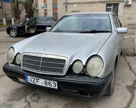 Сірий Мерседес Е-Клас, об'ємом двигуна 2 л та пробігом 400 тис. км за 1000 $, фото 4 на Automoto.ua