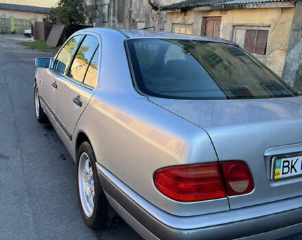 Сірий Мерседес Е-Клас, об'ємом двигуна 2 л та пробігом 440 тис. км за 2600 $, фото 5 на Automoto.ua