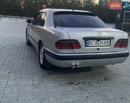 Сірий Мерседес Е-Клас, об'ємом двигуна 2 л та пробігом 433 тис. км за 2999 $, фото 1 на Automoto.ua