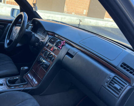 Сірий Мерседес Е-Клас, об'ємом двигуна 2 л та пробігом 440 тис. км за 2600 $, фото 10 на Automoto.ua