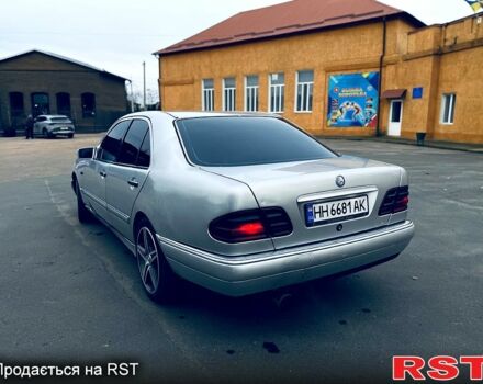 Сірий Мерседес Е-Клас, об'ємом двигуна 2 л та пробігом 270 тис. км за 2800 $, фото 3 на Automoto.ua