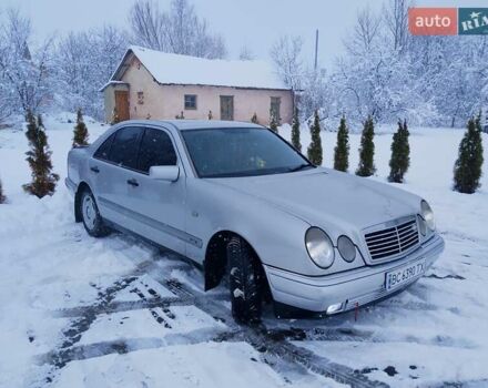 Серый Мерседес Е-Класс, объемом двигателя 2.2 л и пробегом 719 тыс. км за 2500 $, фото 4 на Automoto.ua