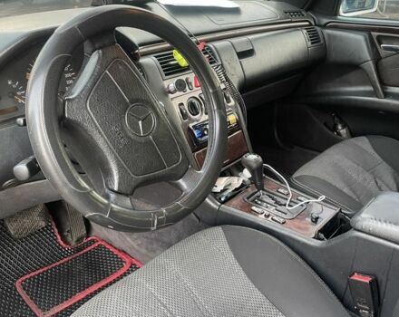 Серый Мерседес Е-Класс, объемом двигателя 0 л и пробегом 322 тыс. км за 3200 $, фото 4 на Automoto.ua