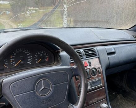 Серый Мерседес Е-Класс, объемом двигателя 2 л и пробегом 329 тыс. км за 1550 $, фото 5 на Automoto.ua