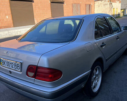 Сірий Мерседес Е-Клас, об'ємом двигуна 2 л та пробігом 440 тис. км за 2600 $, фото 6 на Automoto.ua