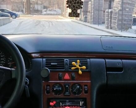 Серый Мерседес Е-Класс, объемом двигателя 2 л и пробегом 344 тыс. км за 3300 $, фото 12 на Automoto.ua