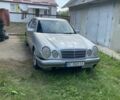 Сірий Мерседес Е-Клас, об'ємом двигуна 2 л та пробігом 360 тис. км за 1050 $, фото 1 на Automoto.ua