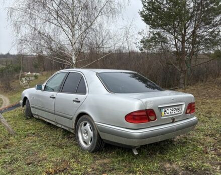 Серый Мерседес Е-Класс, объемом двигателя 2 л и пробегом 329 тыс. км за 1550 $, фото 2 на Automoto.ua