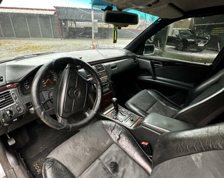 Серый Мерседес Е-Класс, объемом двигателя 3.2 л и пробегом 450 тыс. км за 2600 $, фото 4 на Automoto.ua