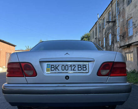 Сірий Мерседес Е-Клас, об'ємом двигуна 2 л та пробігом 440 тис. км за 2600 $, фото 3 на Automoto.ua