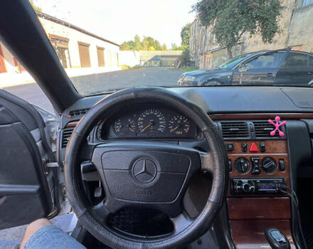 Сірий Мерседес Е-Клас, об'ємом двигуна 2 л та пробігом 440 тис. км за 2600 $, фото 14 на Automoto.ua