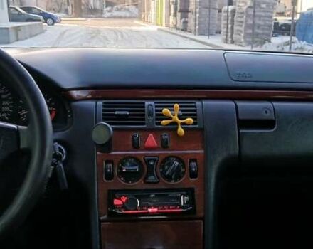 Серый Мерседес Е-Класс, объемом двигателя 2 л и пробегом 344 тыс. км за 3300 $, фото 6 на Automoto.ua