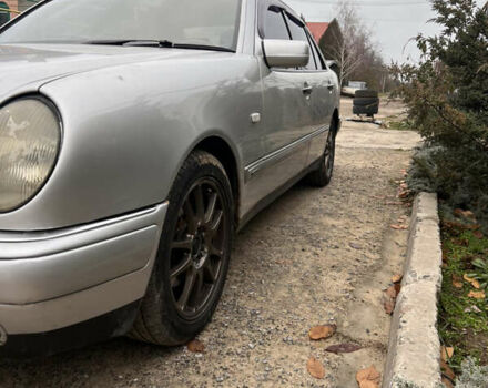 Серый Мерседес Е-Класс, объемом двигателя 2.3 л и пробегом 276 тыс. км за 3100 $, фото 18 на Automoto.ua