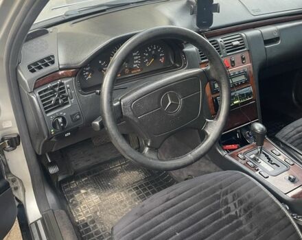 Сірий Мерседес Е-Клас, об'ємом двигуна 0 л та пробігом 325 тис. км за 3700 $, фото 6 на Automoto.ua