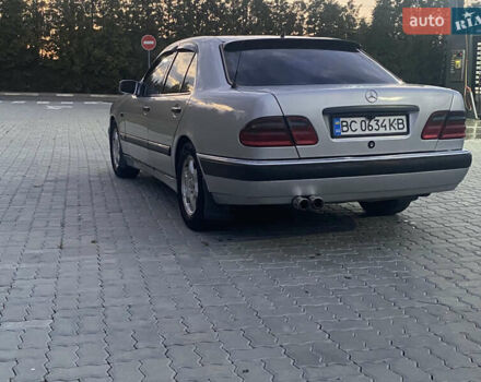 Сірий Мерседес Е-Клас, об'ємом двигуна 2 л та пробігом 433 тис. км за 2999 $, фото 5 на Automoto.ua