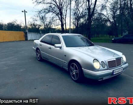 Сірий Мерседес Е-Клас, об'ємом двигуна 2 л та пробігом 270 тис. км за 2800 $, фото 1 на Automoto.ua