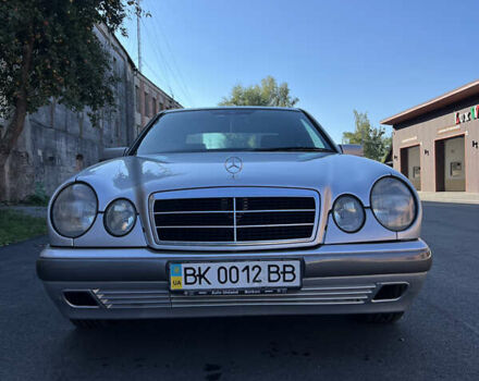 Сірий Мерседес Е-Клас, об'ємом двигуна 2 л та пробігом 440 тис. км за 2600 $, фото 1 на Automoto.ua