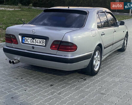 Сірий Мерседес Е-Клас, об'ємом двигуна 2 л та пробігом 433 тис. км за 2999 $, фото 4 на Automoto.ua