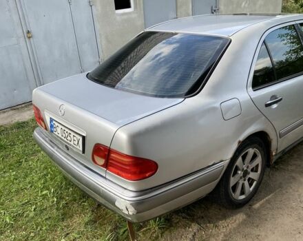Сірий Мерседес Е-Клас, об'ємом двигуна 2 л та пробігом 360 тис. км за 1050 $, фото 3 на Automoto.ua