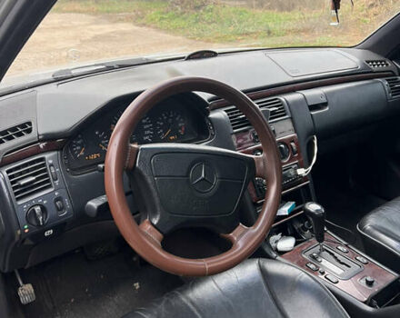 Серый Мерседес Е-Класс, объемом двигателя 2.3 л и пробегом 276 тыс. км за 3100 $, фото 23 на Automoto.ua