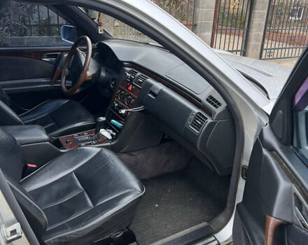 Серый Мерседес Е-Класс, объемом двигателя 2.3 л и пробегом 276 тыс. км за 3100 $, фото 6 на Automoto.ua