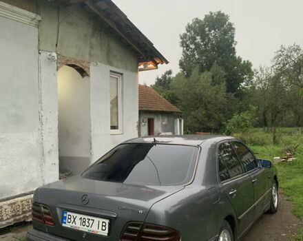 Сірий Мерседес Е-Клас, об'ємом двигуна 2.3 л та пробігом 444 тис. км за 1900 $, фото 1 на Automoto.ua
