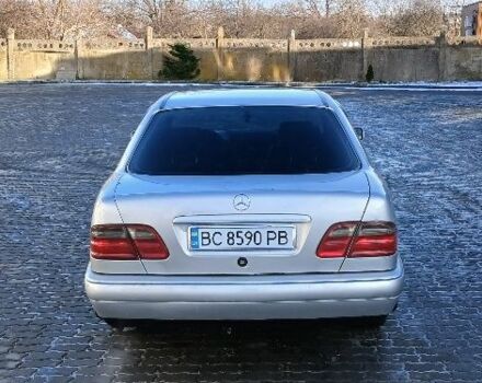 Серый Мерседес Е-Класс, объемом двигателя 2 л и пробегом 344 тыс. км за 3300 $, фото 3 на Automoto.ua