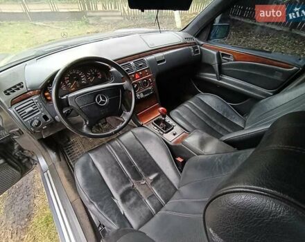 Мерседес Е-Класс 1996 в Жидачов на Automoto.ua Серый Мерседес Е-Класс, объемом двигателя 2.3 л и пробегом 420 тыс. км за 1750 $, фото 6 на Automoto.ua